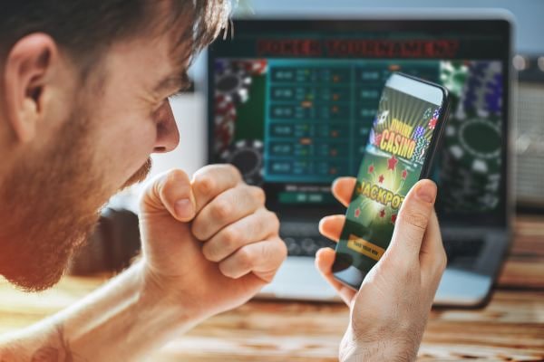 မြန်မာ online casino ကစားသူ mobile APP ဖြင့် live baccarat ကစားနေသည်